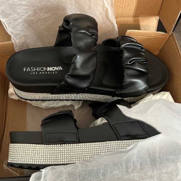 NEW NEVER WORN Size 7 Fashion Nova black platform sandals - Picture 1 of 4
